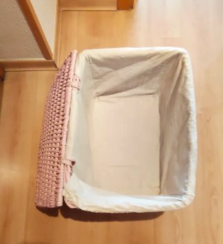 Baúl mimbre rosa con forro y encaje