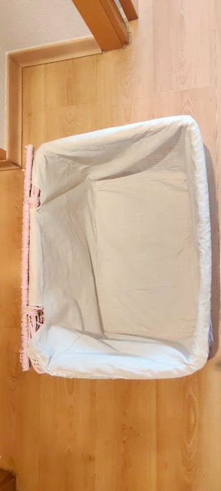 Baúl mimbre rosa con forro y encaje