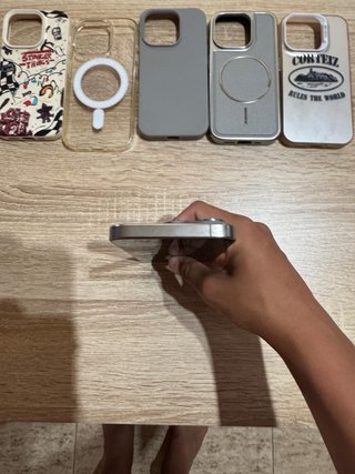 iPhone 15 Pro Gris + 5 Fundas