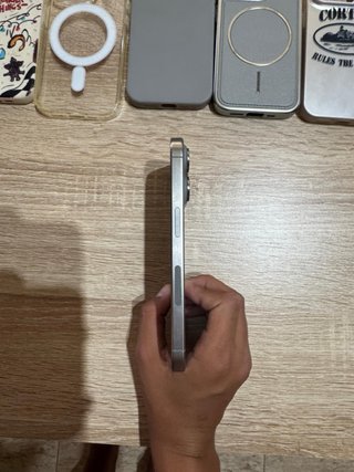 iPhone 15 Pro Gris + 5 Fundas