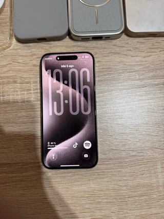 iPhone 15 Pro Gris + 5 Fundas