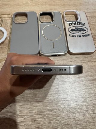 iPhone 15 Pro Gris + 5 Fundas