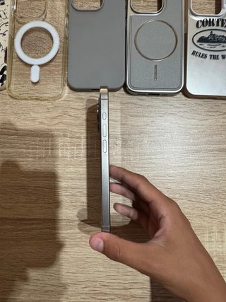 iPhone 15 Pro Gris + 5 Fundas
