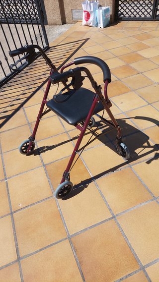Andador ortop. 4 ruedas, asiento, frenos, respaldo