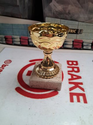Trofeo dorado deportivo base de piedra