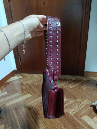 Bolso de hombro burdeos con tachuelas