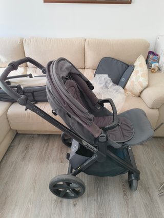 Carrito JANÉ Muum 4 con capazo 2 en 1 color gris
