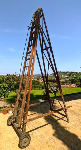 Escalera antigua de madera para taller