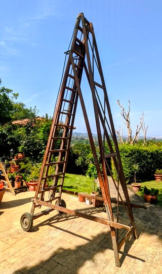 Escalera antigua de madera para taller