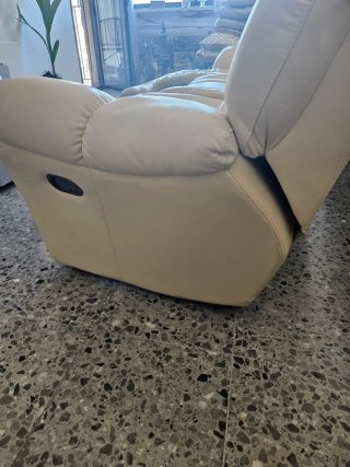 Sofá de piel beige