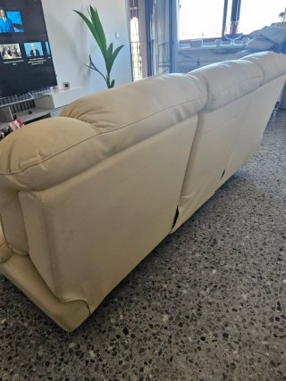 Sofá de piel beige