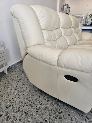 Sofá de piel beige