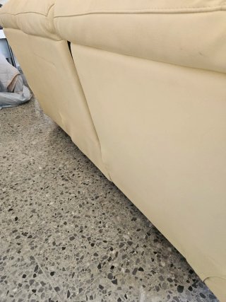 Sofá de piel beige