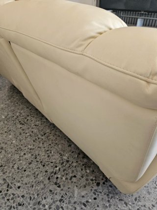 Sofá de piel beige