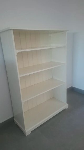 Estantería blanca de madera