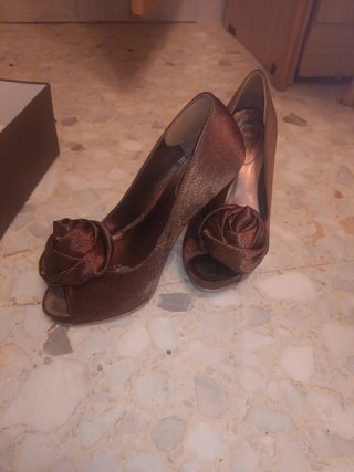Zapatos de tacón marrón con flor