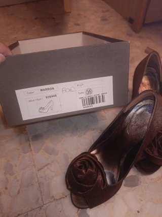 Zapatos de tacón marrón con flor