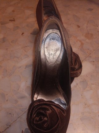 Zapatos de tacón marrón con flor