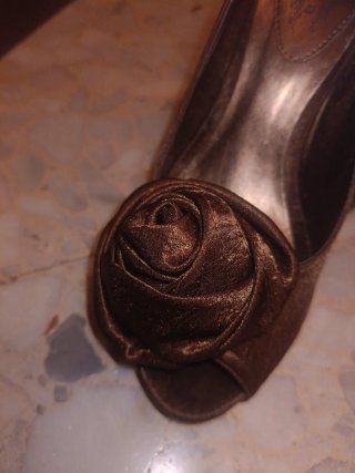 Zapatos de tacón marrón con flor