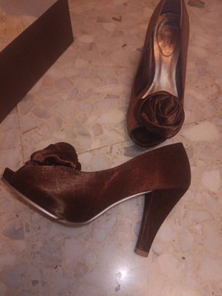 Zapatos de tacón marrón con flor