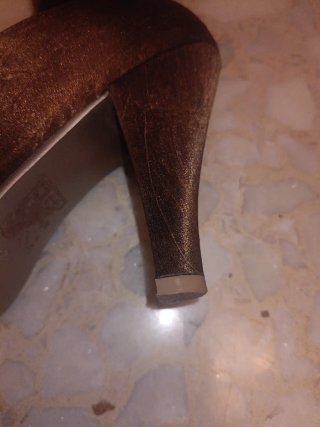Zapatos de tacón marrón con flor