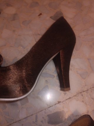 Zapatos de tacón marrón con flor