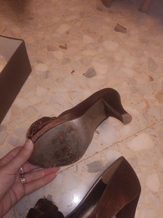 Zapatos de tacón marrón con flor