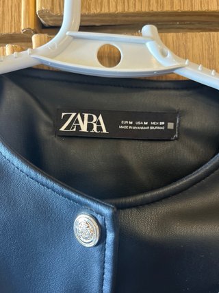 Chaqueta Zara efecto piel negra