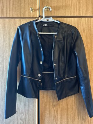 Chaqueta Zara efecto piel negra