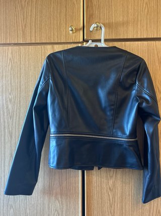 Chaqueta Zara efecto piel negra