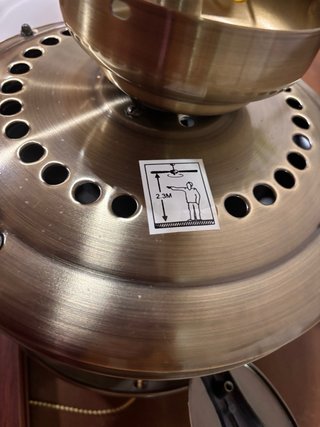 Ventilador de techo dorado envejecido
