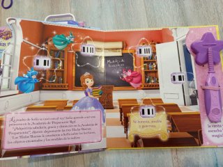 Lote libros la princesa Sofía+juguetes
