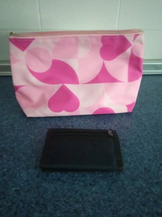 Cartera Fila y neceser rosa con corazones