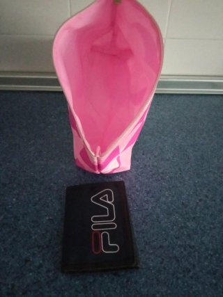 Cartera Fila y neceser rosa con corazones