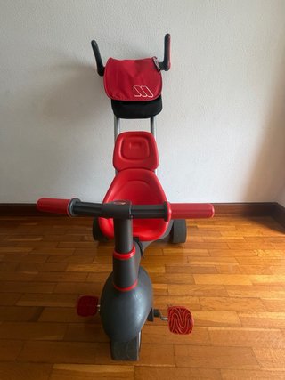 Triciclo infantil rojo y gris