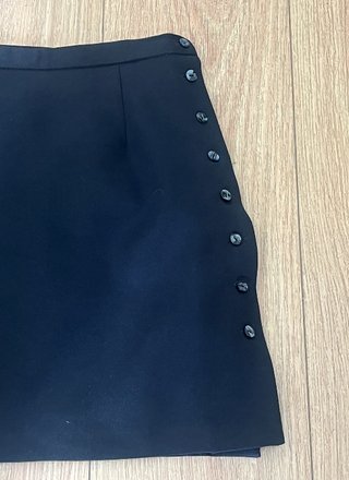 Minifalda negra con botones laterales