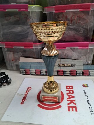 Trofeo dorado con base de mármol