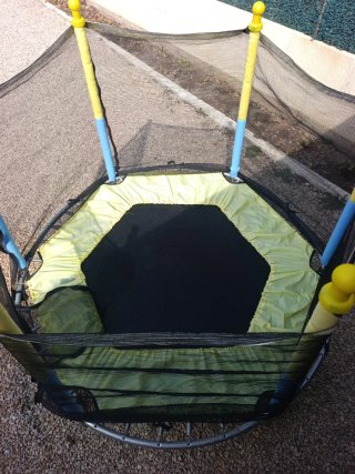 Cama elástica infantil con barra de seguridad