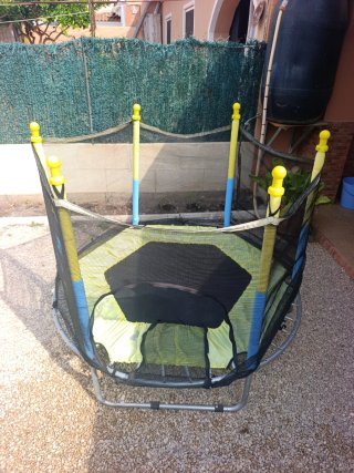 Cama elástica infantil con barra de seguridad
