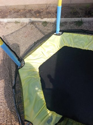 Cama elástica infantil con barra de seguridad