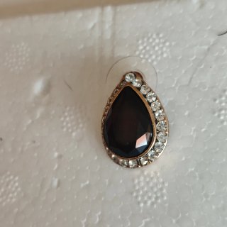 Pendientes lágrima negros con detalles dorados