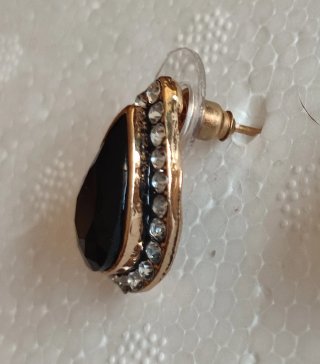 Pendientes lágrima negros con detalles dorados