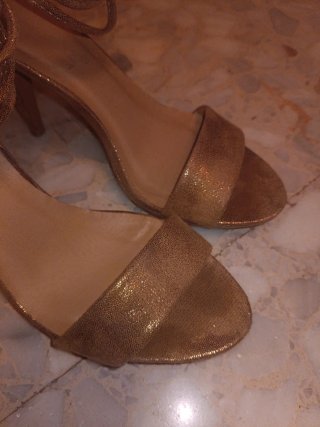 Sandalias doradas tobilleras