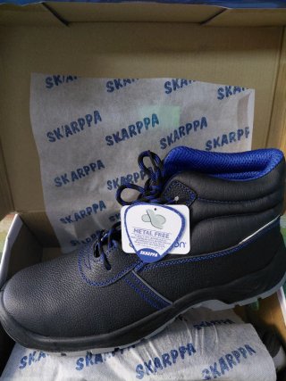 Bota de seguridad SKARPA negra y azul
