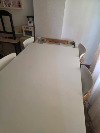 Mesa EKEDALEN IKEA blanca extensible con 4 sillas