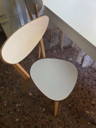 Mesa EKEDALEN IKEA blanca extensible con 4 sillas