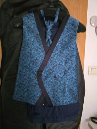 Traje azul con detalles negros