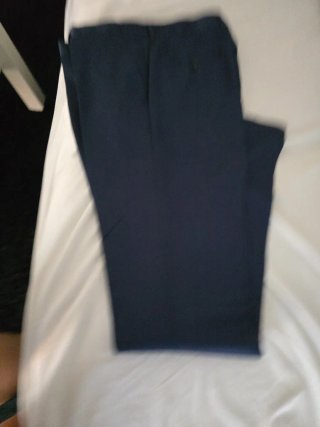 Traje azul con detalles negros