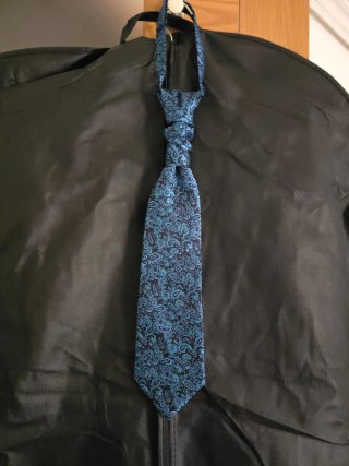 Traje azul con detalles negros