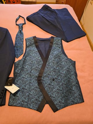 Traje azul con detalles negros
